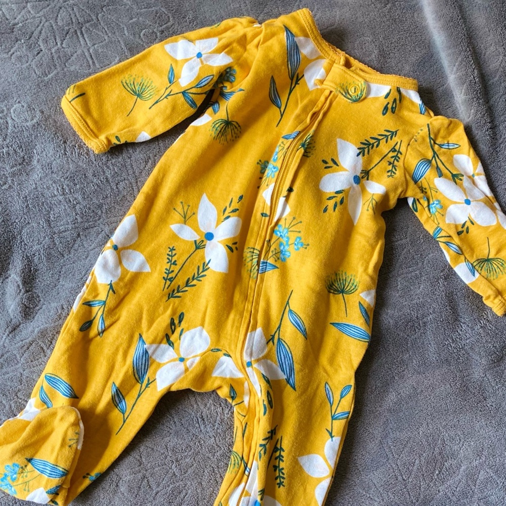 Carter’s Floral 2-Way Zip 💐💛